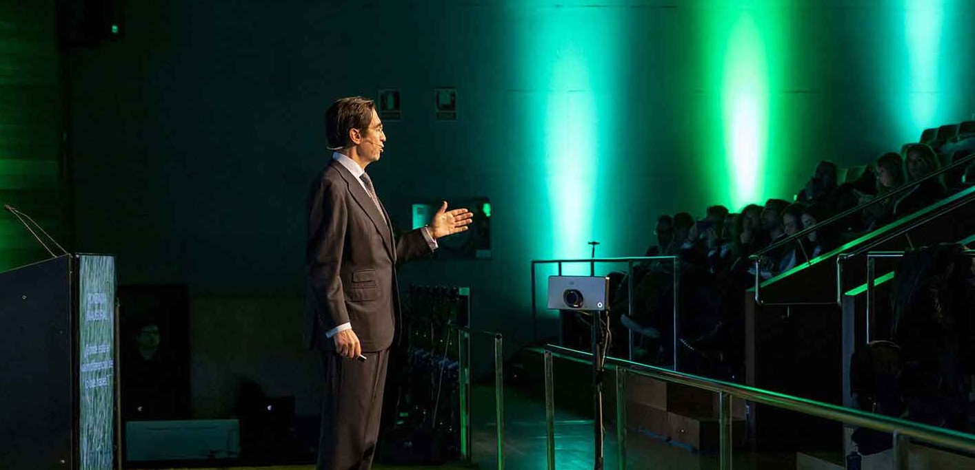 Cómo elegir y contratar un conferenciante para tu evento: señales de que conectará con tu audiencia