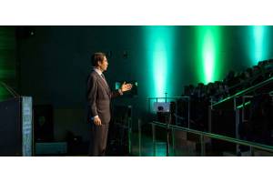 Cómo elegir y contratar un conferenciante para tu evento: señales de que conectará con tu audiencia