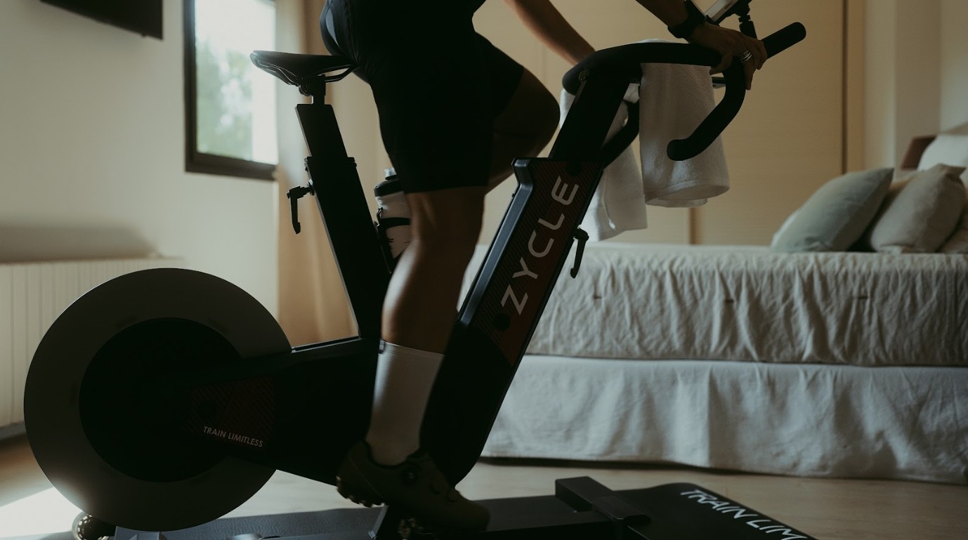 ¿Smart bike o rodillo? Diferencias clave, ventajas y qué conviene comprar según tu espacio y objetivos